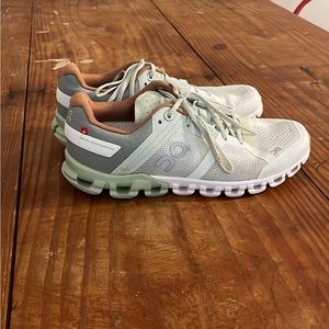 On cloud cloudflow aloe green and white sneaker women’s 6.5